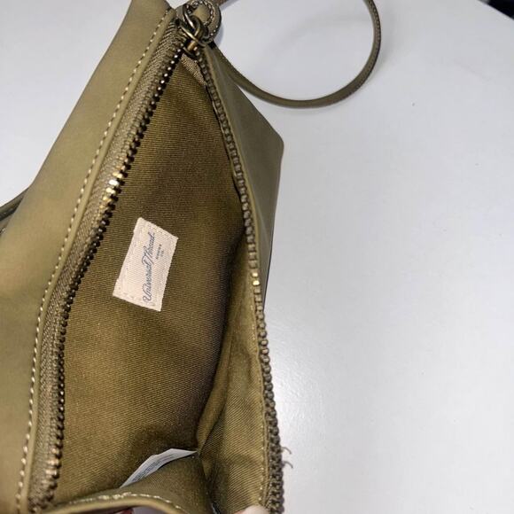 New | Universal Threads Green Faux Suede Crossbody Bag - Picture 3 of 5
